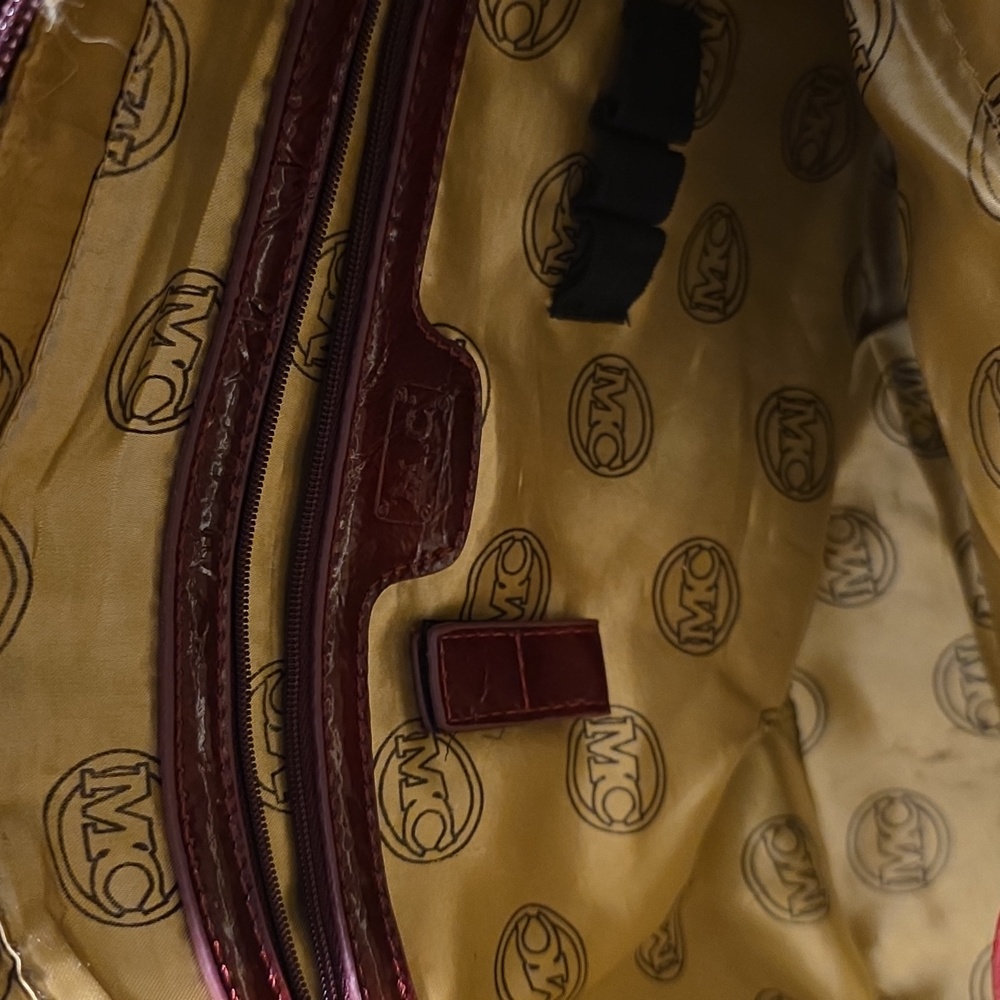 Madi Claire's Elegant Burgundy Crocodile-Embossed Leather Tote Bag - Picture 12 of 16